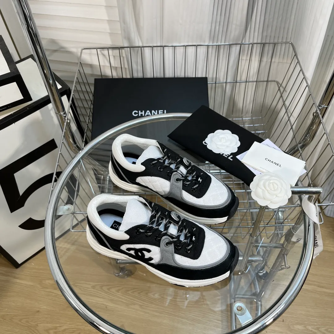 👟👟Ex-factory price 560👟👟 Chanel Chanel - 2022 counter top casual sports shoes This classic design; the upper is electro-embroidered with a variety of techniques; the outsole is fashionable and sporty; it is unusual to incorporate a variety of color matching elements... The diversified mix and match is very good-looking and versatile, casual, fashionable, sports and outdoor can be taken into account... ꫛꫀꪝ Go➫ Material: ❶Upper is made of: Original imported high mercerized smooth cow suede + electric embroidery technology + imported breathable mesh ❷Inner use: original imported breathable mesh ❸Outsole based on: original TPU combination outsole Counter boutique packaging complete set for women 35–42 men 38–46